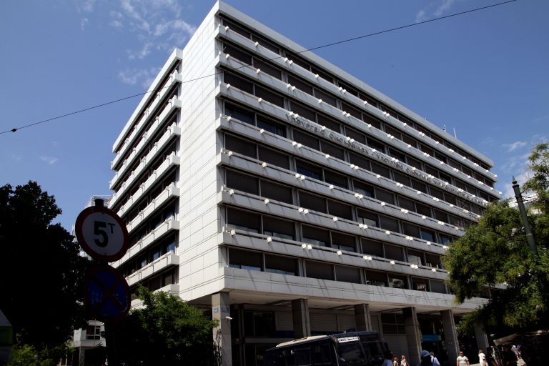 Το υπουργείο Οικονομικών απαντά στις δυσμενείς προβλέψεις της Κομισιόν