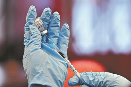 «Τρίτη δόση σε μεγάλους και παιδιά για να πολεμήσουμε την Ομικρον»