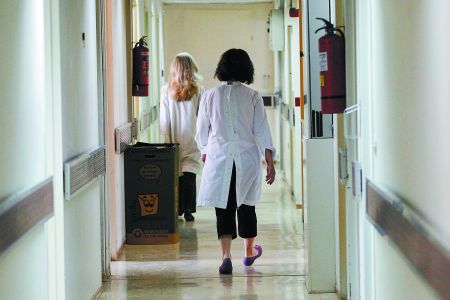 Θεσσαλονίκη: Στο νοσοκομείο 2χρονη – Ο πατέρας της έβαζε βενζίνη στην αυλή