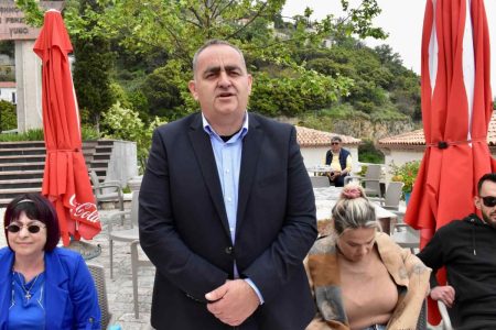 Φρέντι Μπελέρης: Δέχθηκε επίθεση με αυγά και γιαούρτι στα Τίρανα