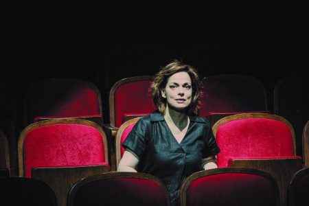 Δάφνη Λαμπρόγιαννη: «Η κωμωδία δεν σε αφήνει να πεθάνεις»