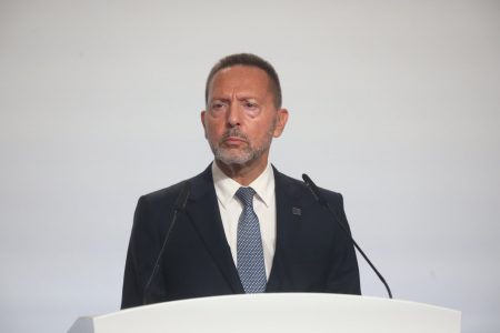 Στουρνάρας: «Κόβει» τη συζήτηση για 13ο και 14ο μισθό