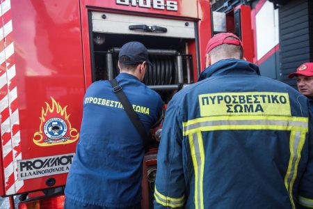 Φωτιά σε εμπορικό κέντρο στα Σπάτα – Ζημιές σε δύο αυτοκίνητα