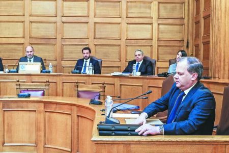 Τέμπη: Οι πολιτικοί και δικαστικοί γρίφοι της παραπομπής Καραμανλή