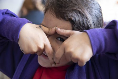 Μαμά μέσω υιοθεσίας: «Τα παιδιά μου έζησαν μια σκληρή πραγματικότητα, τους άξιζε μια νέα ευκαιρία»