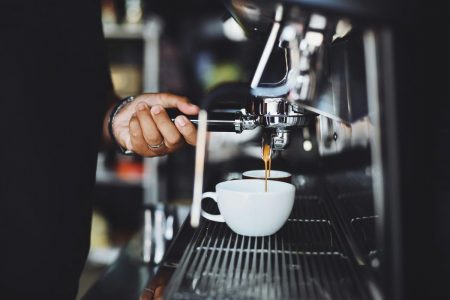 Ο καφές ακριβαίνει, τα cafe πληθαίνουν – Πόσα νέα καταστήματα άνοιξαν, ο ρόλος των Coca-Cola και Motor Oil