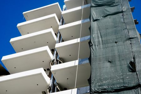 Μπόνους δόμησης: Κόντρα ΥΠΕΝ με δημάρχους – Οι άδειες που ανακαλούνται