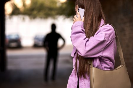 Θύμα stalking: Ζώντας με δυο μάτια στην πλάτη μου – Ο εφιάλτης