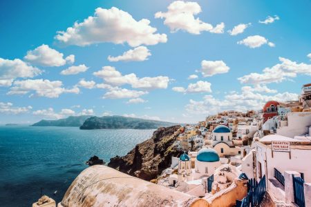 Γιατί οι τουρίστες γυρίζουν την πλάτη σε Μύκονο και Σαντορίνη