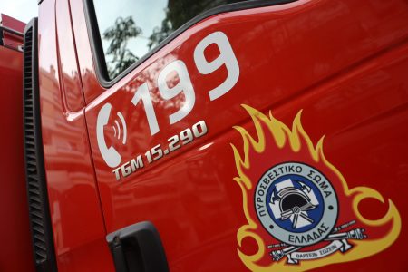 Υπό μερικό έλεγχο η φωτιά σε υπαίθριο χώρο στο αεροδρόμιο «Ελευθέριος Βενιζέλος»
