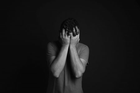 Η αυτοκτονία μπορεί να προληφθεί. Τα προειδοποιητικά σημάδια και οι «σκληροί άνδρες»