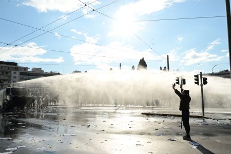 2 χρόνια Τέμπη: Χάος με τα επεισόδια στην Αθήνα – Μεγαλειώδη συλλαλητήρια σε όλη την Ελλάδα – Συνεχής ενημέρωση