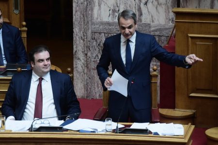 Κατώτατος μισθός: Πού αναμένεται να φτάσει – Οι πιέσεις και τι θα γίνει με το Δημόσιο
