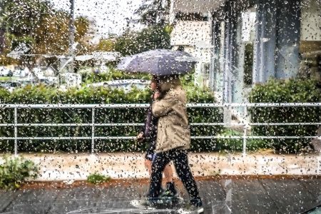 Καιρός: Έρχονται βροχές, χιόνια και χαλάζι – Αναμονή για τον μέγα εμποδιστή αντικυκλώνα