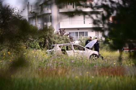 Δολοφονία στο Χαλάνδρι: Από τα ακριβότερα συμβόλαια θανάτου – Ψάχνουν DNA των δραστών στο αυτοκίνητο