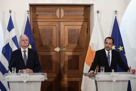Συνάντηση Χριστοδουλίδη με Τασούλα – Τι είπαν μπροστά στις κάμερες
