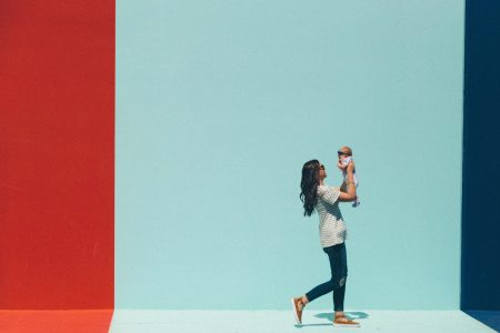 Ο μύθος του «μητρικού ενστίκτου» και οι προσδοκίες για την «τέλεια μητέρα»