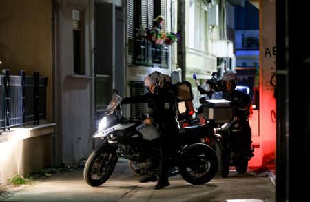Μητροκτονία στη Λάρισα: Ο 21χρονος έψαχνε για ώρες πού θα κρύψει το πτώμα της μητέρας του