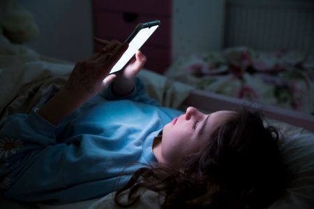 Οι έφηβοι με άγχος ή κατάθλιψη περνούν περισσότερο χρόνο στα social media