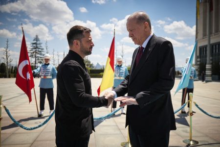 Διπλωματικό θρίλερ Ρωσίας – Ουκρανίας στην Κωνσταντινούπολη. Απών και ο Ζελένσκι