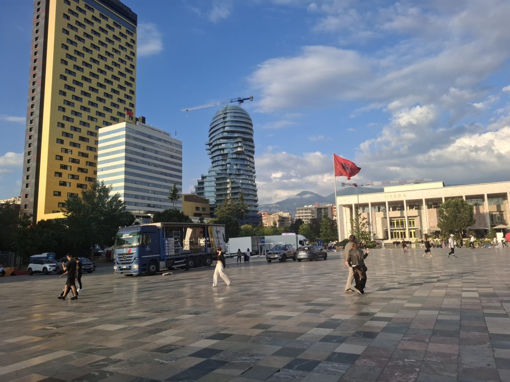 Η «μαγική» ανοικοδόμηση των Τιράνων, οι εξωφρενικές τιμές και το μαύρο χρήμα