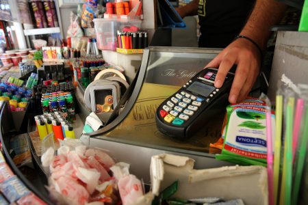 Ηλεκτρονικές συναλλαγές: Αυξήθηκαν κατά 14 % οι συναλλαγές με κάρτες [γραφήματα]