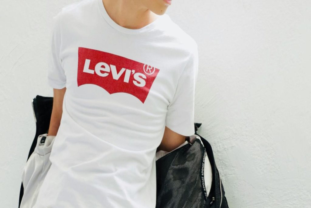 Η Levi’s πουλάει τις φίρμες της