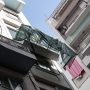 Γιατί πέφτουν τα μπαλκόνια; – Επιχείρηση επιβίωσης το περπάτημα στις πόλεις