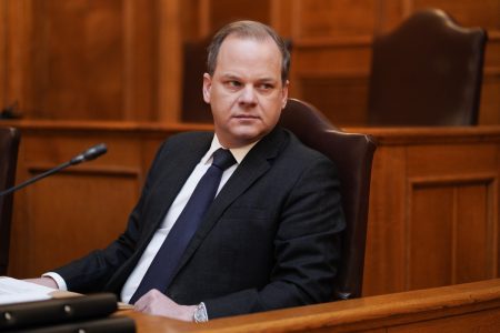 «Αυλαία» με εντάσεις στην προανακριτική για Τέμπη: Δίωξη ζητά ο Καραμανλής, αποχωρήσεις και ρήξεις