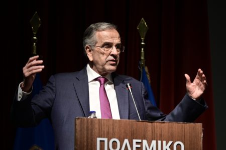 Σαμαράς για τις διπλωματικές επιλογές της κυβέρνησης: «Υπερβάλλων ζήλος, γεωπολιτική αφέλεια και στρατηγική αυτο-παραίτηση»