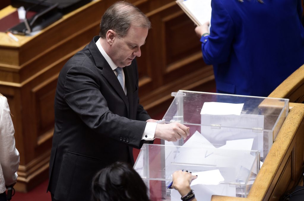 Σκηνικό 2015 στη Βουλή για Προανακριτική: «Κρεμάλες», «προδοσίες», Καραμανλής και άφαντος Σαμαράς