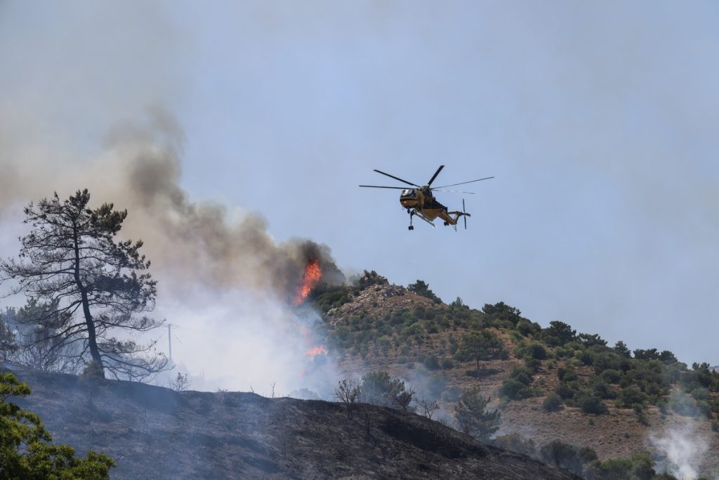 Φωτιά στη Χίο: Νύχτα αγωνίας για τους κατοίκους, νέες ενισχύσεις από την Αθήνα