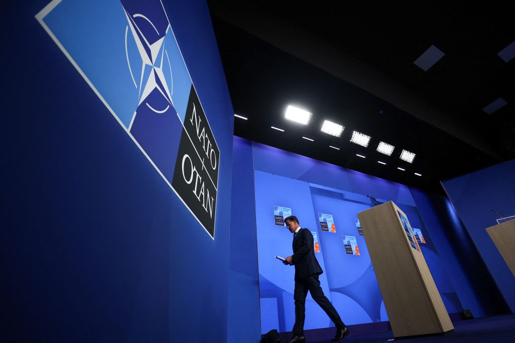 Σύνοδος ΝΑΤΟ: Ξεκινά το παζάρι για το 5% στην άμυνα – Ο Τραμπ πιέζει, η Ισπανία λέει «όχι»
