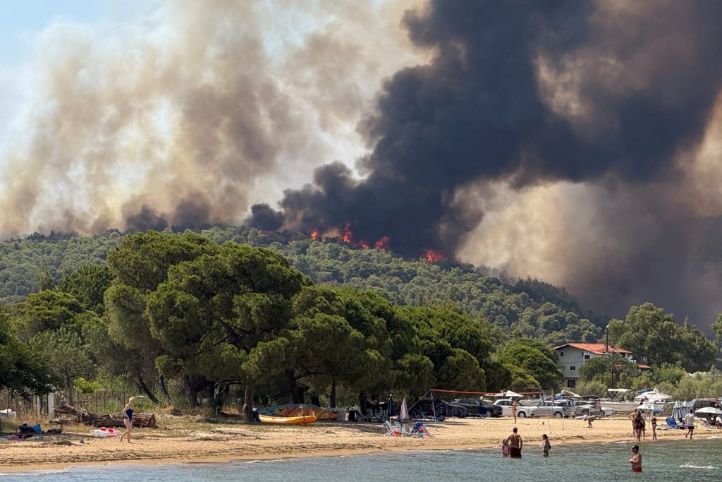 Βελτιωμένη η εικόνα της φωτιάς στη Βουρβουρού Χαλκιδικής – Ισχυρές δυνάμεις στο σημείο