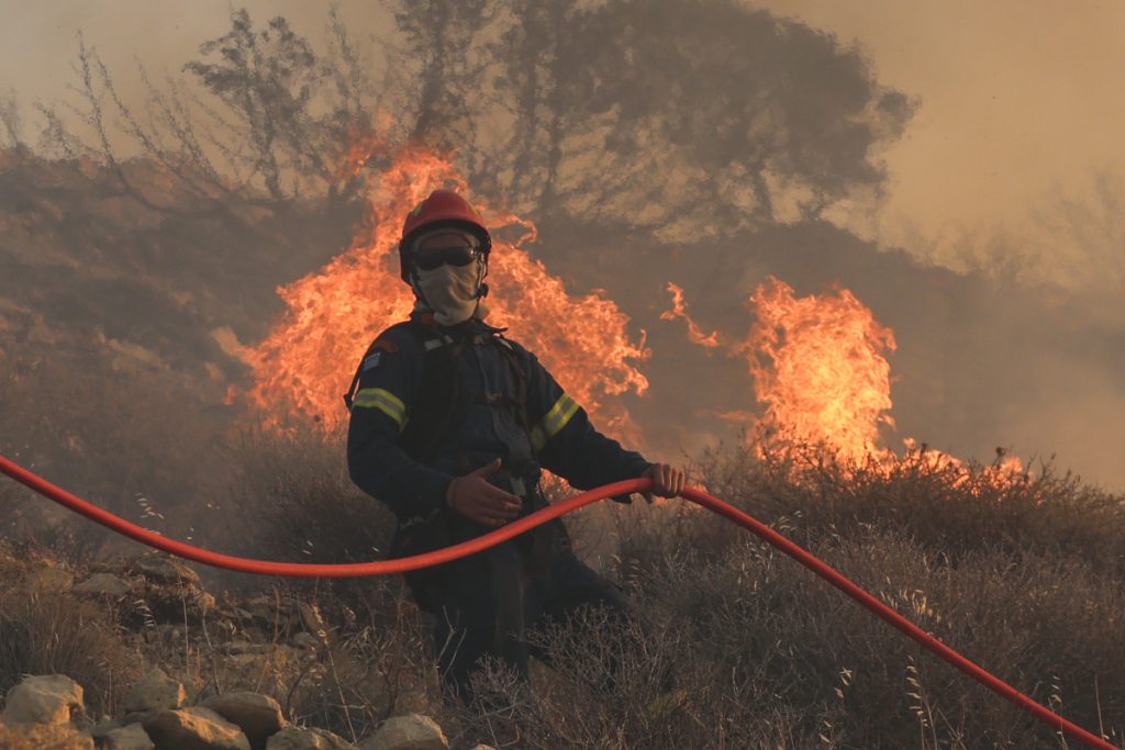 Φωτιά στην Ιεράπετρα: Δίνουν μάχη με τις φλόγες οι δυνάμεις της Πυροσβεστικής