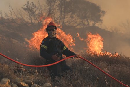 Φωτιά στην Ραφήνα: Μήνυμα 112 για εκκένωση οικισμών, διακοπή κυκλοφορίας στη Λ. Μαραθώνος
